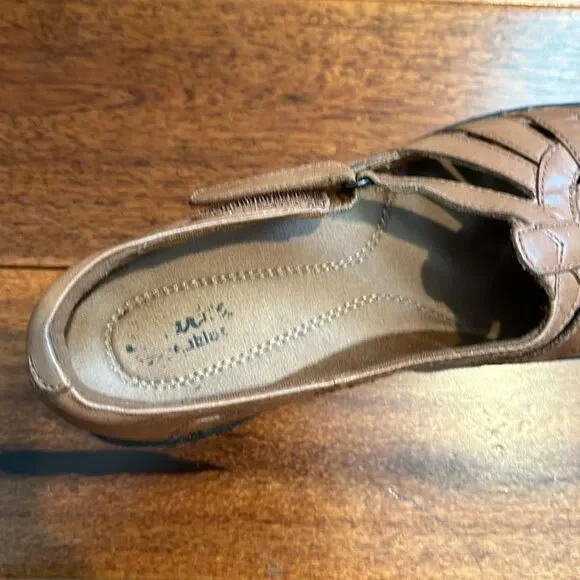 Clarks Bendable Loafer - Picture 9 of 9